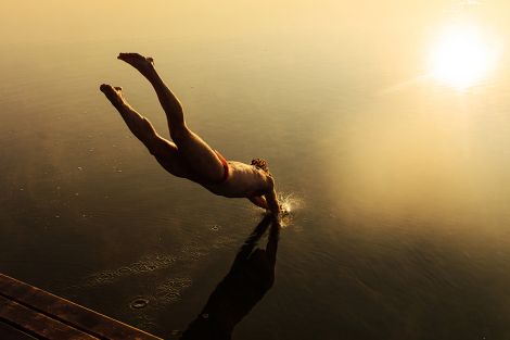 Eine Person springt ins Wasser